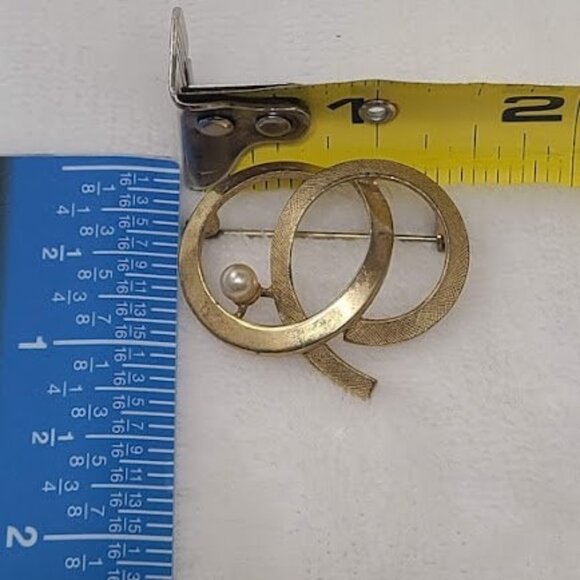 Vintage Gold Tone Open Double Circle Loop Brooch Pin with Faux Pearl - Picture 5 of 5